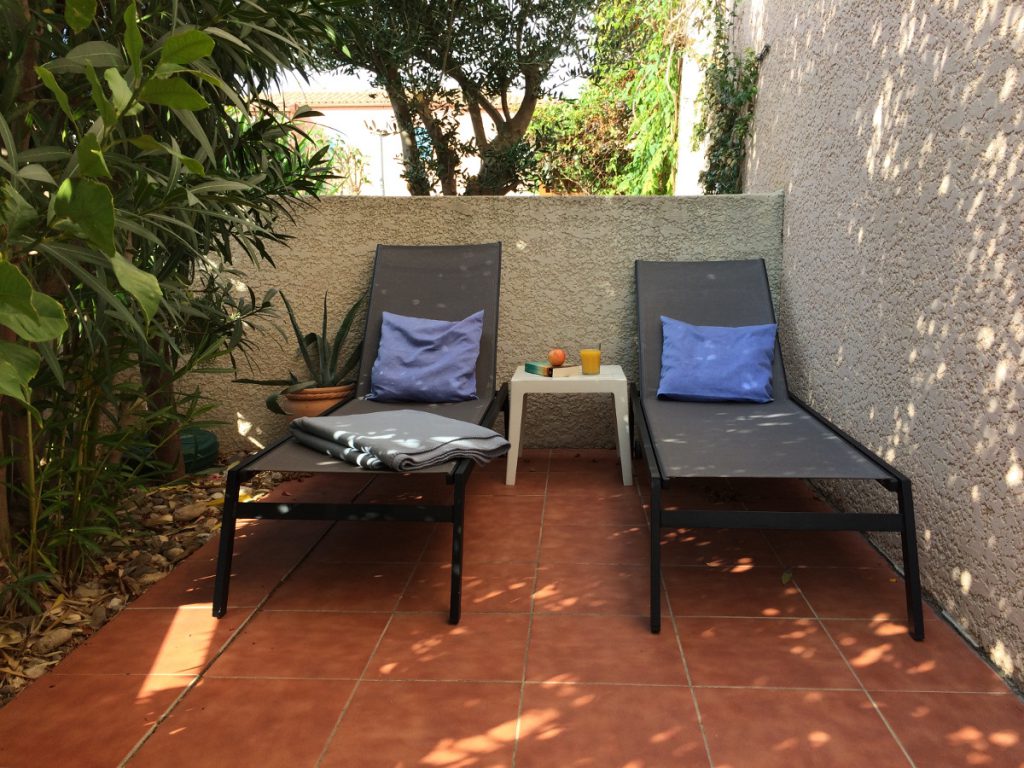 Seitliche Terrasse mit Sonnenliegen – Ferienhaus Mas Analina