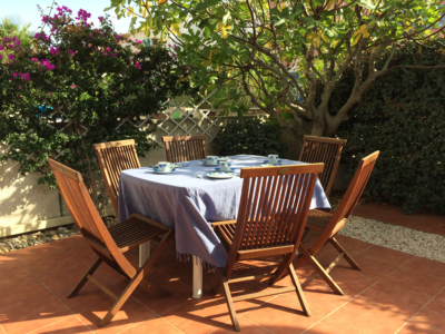 Esstisch auf der Terrasse