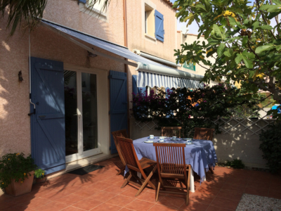 Terrasse mit Markise und Esstisch