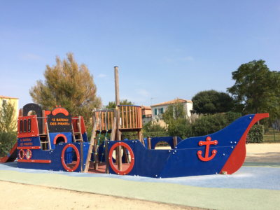 Kinderspielplatz mit Piratenschiff