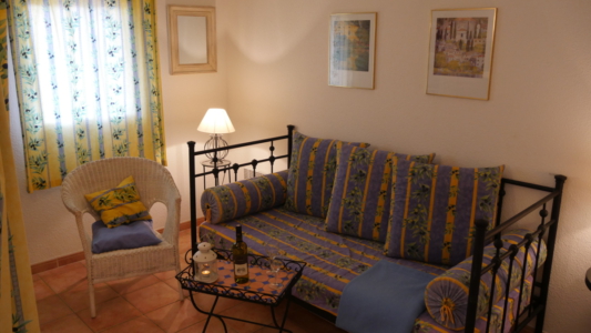 Wohnzimmer mit gemütlicher Sitzecke und Tagesbett