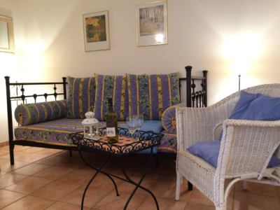 Wohnzimmer mit gemütlicher Sitzecke und Tagesbett